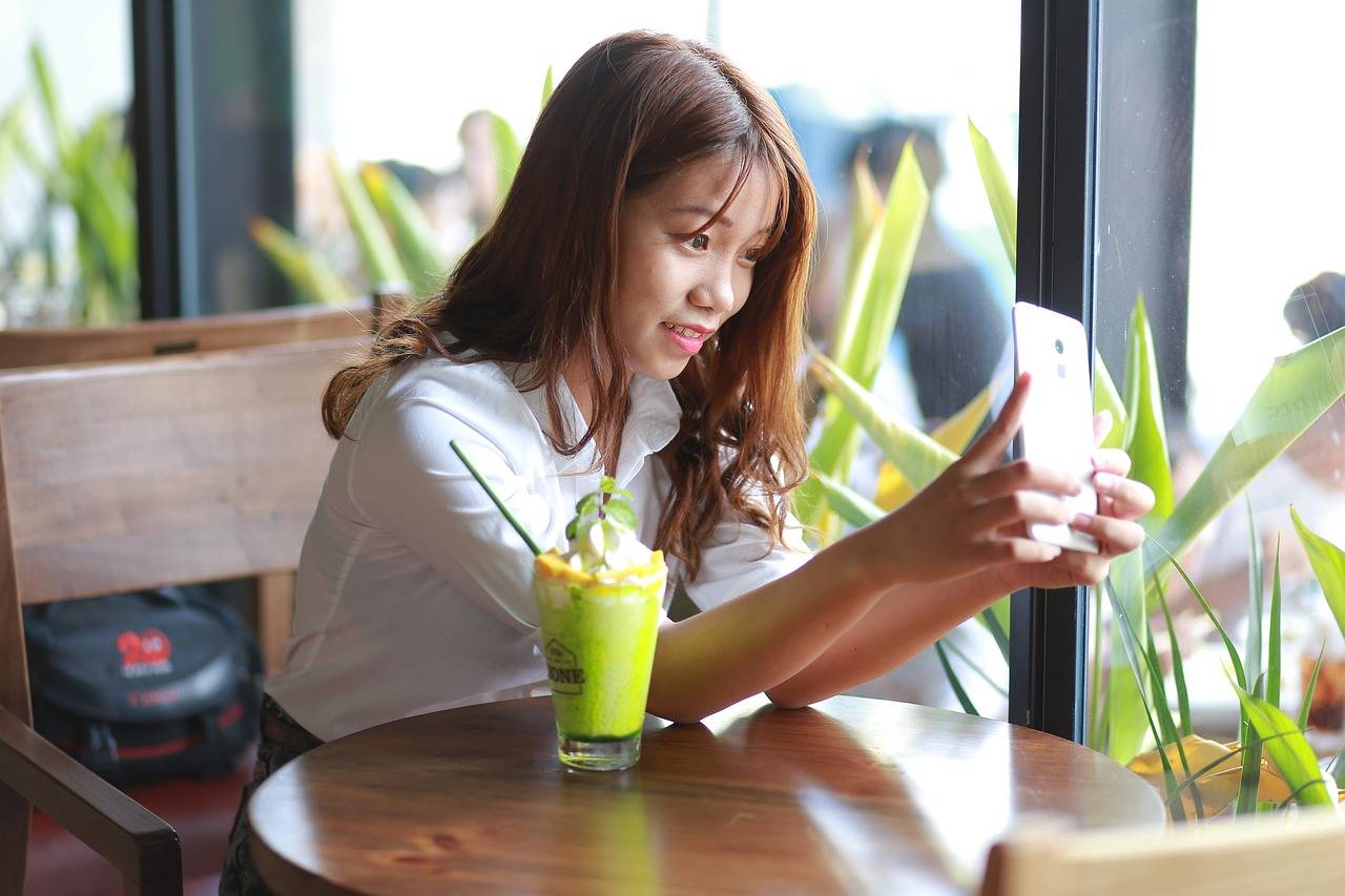 The Evolution of Maternity Fashion: From Concealing to Celebrating the Baby Bump